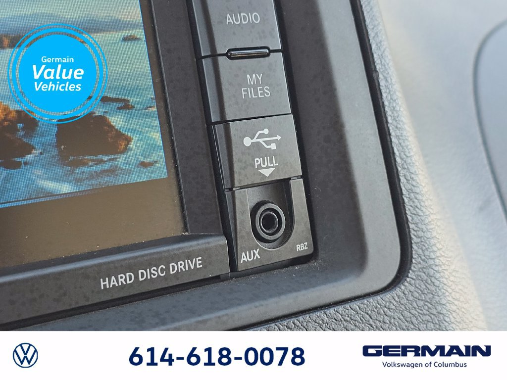 Used 2014 Chrysler Town & Country Touring FWD image 27