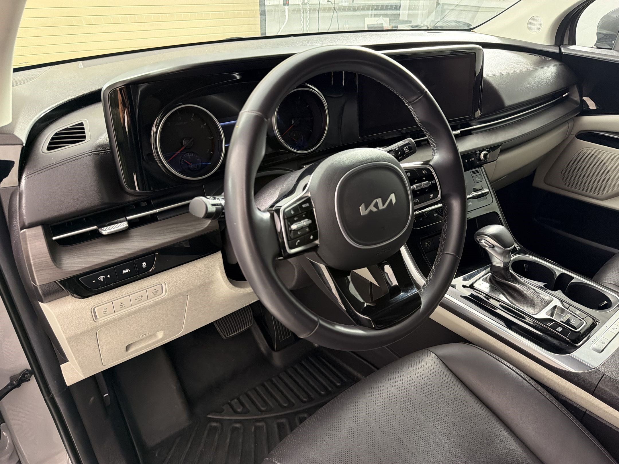 Used 2023 Kia Carnival EX FWD image 4