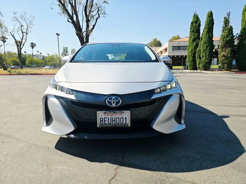 Used 2018 Toyota Prius Prime Premium image 2