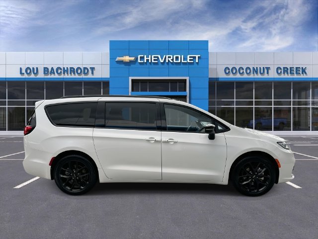 Used 2025 Chrysler Pacifica Limited FWD image 9