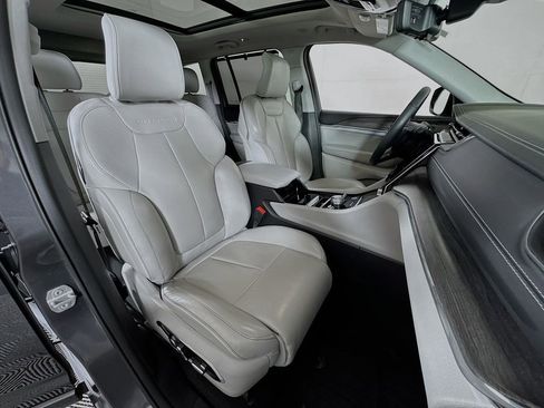 Used 2023 Jeep Grand Cherokee Overland w/ Adv Protech Group III image 30