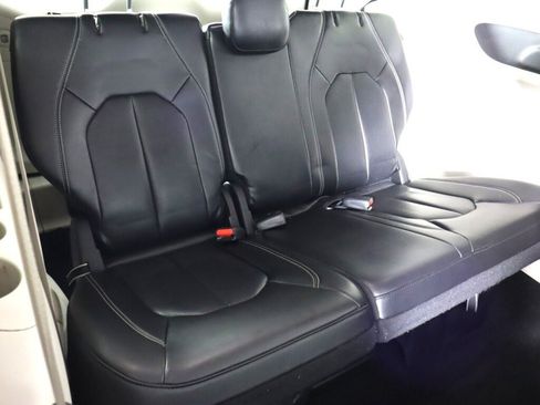 Used 2023 Chrysler Pacifica Touring-L FWD image 40