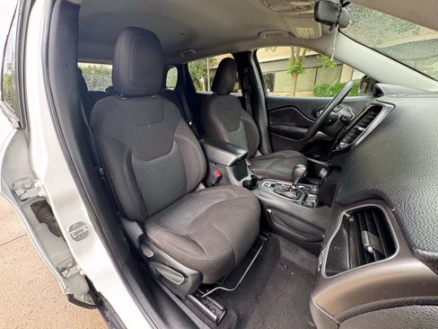 Used 2019 Jeep Cherokee Latitude w/ Popular Appearance Group AWD/4WD image 18