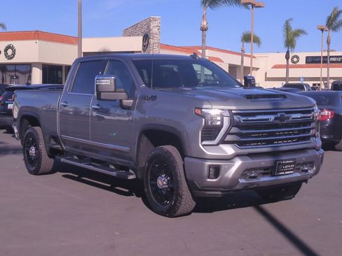 Used 2024 Chevrolet Silverado 2500 High Country w/ High Country Premium Package image 3