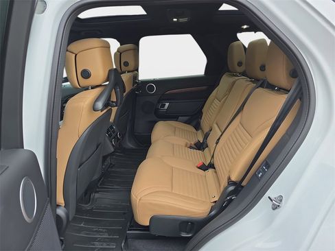 New 2025 Land Rover Discovery Dynamic SE image 15