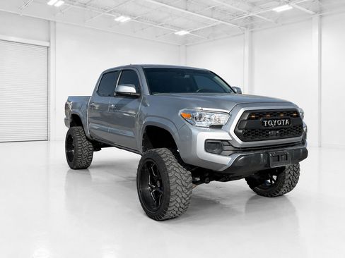 Used 2018 Toyota Tacoma SR w/ SR Convenience Package AWD/4WD image 3
