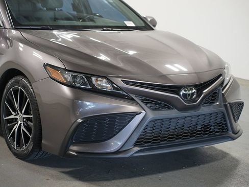 Certified 2021 Toyota Camry SE w/ Convenience Package FWD image 4