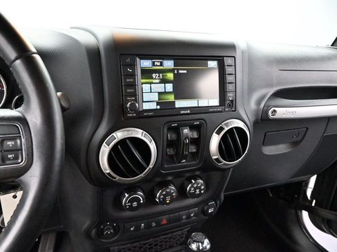 Used 2017 Jeep Wrangler Unlimited Rubicon w/ Connectivity Group AWD/4WD image 17