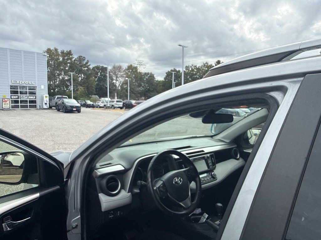 Used 2017 Toyota RAV4 XLE AWD/4WD image 5