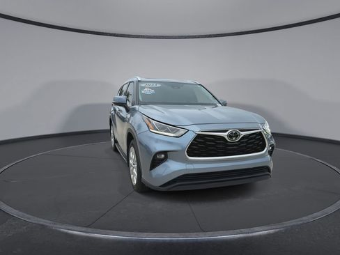 Used 2023 Toyota Highlander Limited image 3