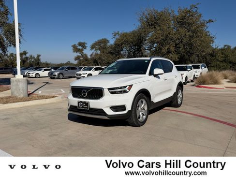 Used 2020 Volvo XC40 T4 Momentum image 1