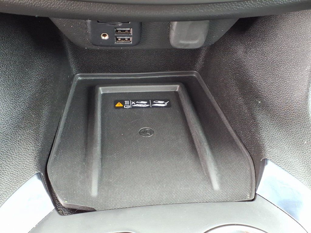 Used 2020 Chevrolet Traverse Premier w/ LPO, Blackout Package FWD image 16
