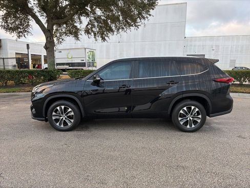 Used 2024 Toyota Highlander XLE image 2