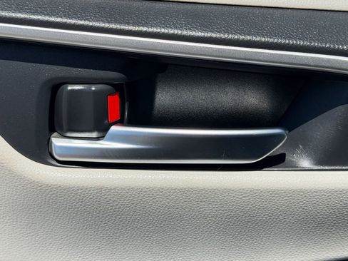 Used 2019 Toyota RAV4 XLE w/ Convenience Package FWD image 16