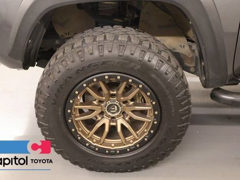 Certified 2020 Toyota Tacoma TRD Off-Road AWD/4WD image 8