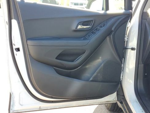 Used 2018 Chevrolet Trax LT w/ LT Convenience Package FWD image 8