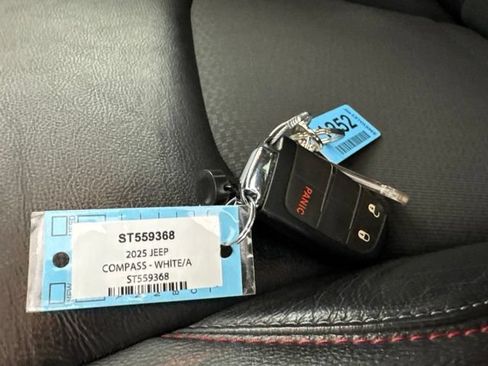 Used 2025 Jeep Compass Trailhawk AWD/4WD image 33