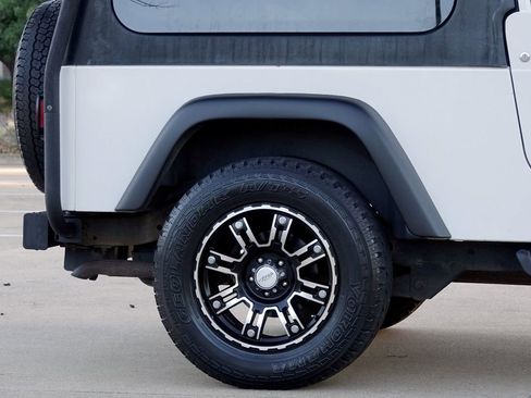 Used 2006 Jeep Wrangler Unlimited w/ Premium Audio Group image 26