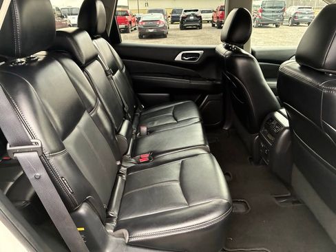 Used 2020 Nissan Pathfinder SL image 16
