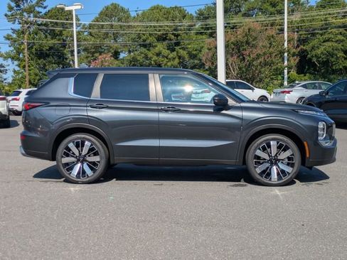 New 2025 Mitsubishi Outlander SE image 2