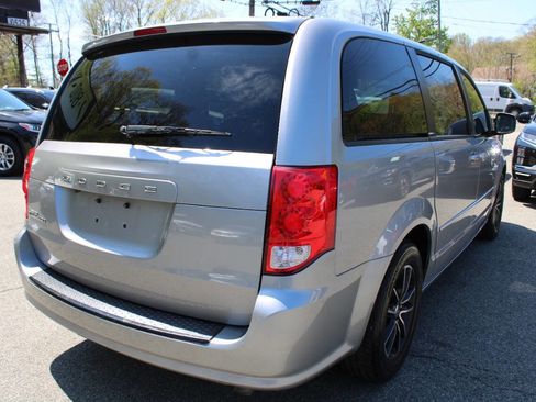 Used 2017 Dodge Grand Caravan SXT w/ Blacktop Package FWD image 8