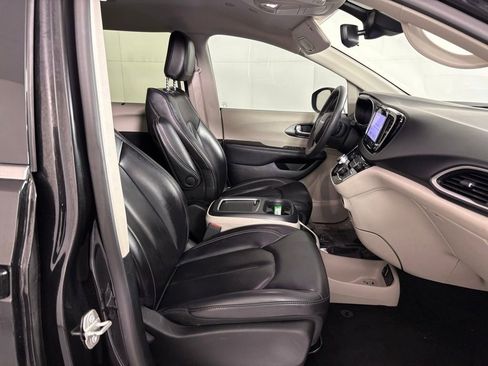 Used 2023 Chrysler Pacifica Touring-L FWD image 44