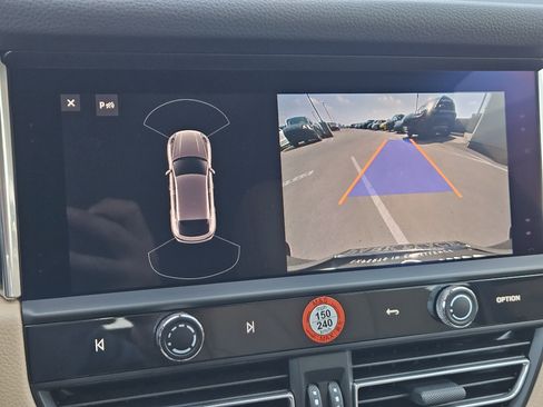 Certified 2025 Porsche Macan image 18