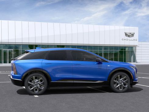 New 2025 Cadillac Optiq Luxury 2 image 19