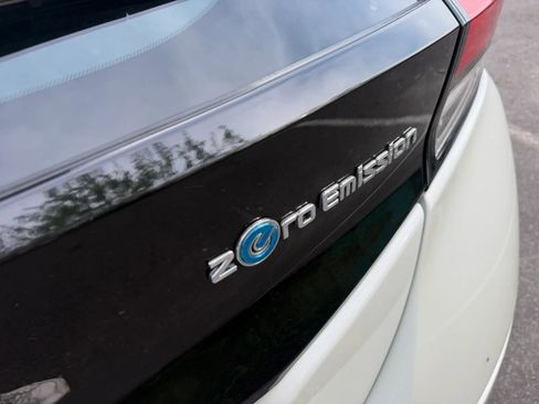 Used 2022 Nissan Leaf SV FWD image 12