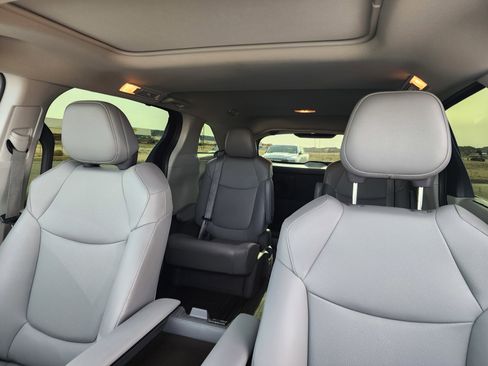 Used 2021 Toyota Sienna XLE image 17