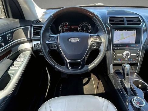 Used 2018 Ford Explorer Platinum AWD/4WD image 3