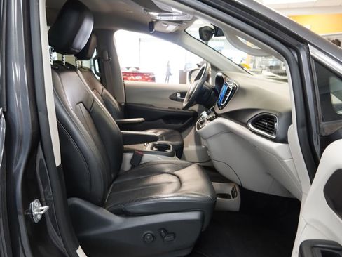 Used 2017 Chrysler Pacifica Touring-L Plus image 27