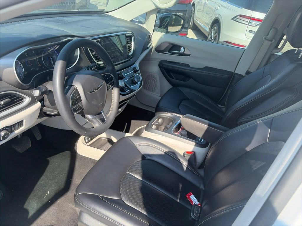 Used 2024 Chrysler Pacifica Touring-L FWD image 15