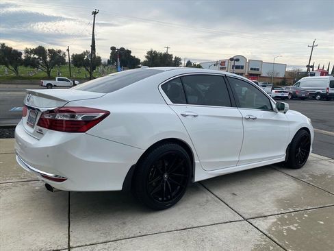 Used 2016 Honda Accord Touring image 8