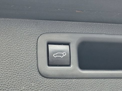 Used 2022 Toyota Highlander XLE AWD/4WD image 30