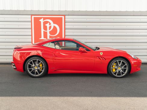 Used 2010 Ferrari California RWD image 42