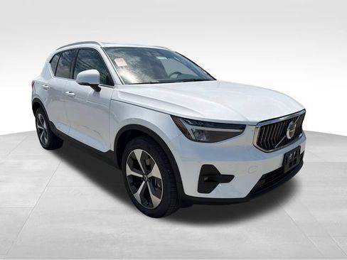 Used 2023 Volvo XC40 B5 Plus w/ Protection Package Premier AWD/4WD image 3