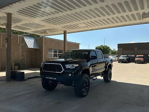Used 2017 Toyota Tacoma SR5 w/ Tow Package RWD image 1