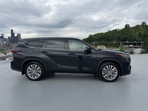Certified 2024 Toyota Highlander Platinum AWD/4WD image 3