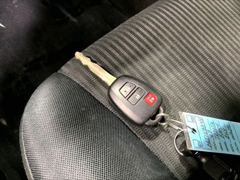 Used 2017 Toyota RAV4 LE AWD/4WD image 15