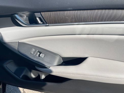 Used 2018 Honda Accord EX image 24