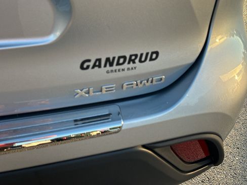 Used 2022 Toyota Highlander XLE AWD/4WD image 8