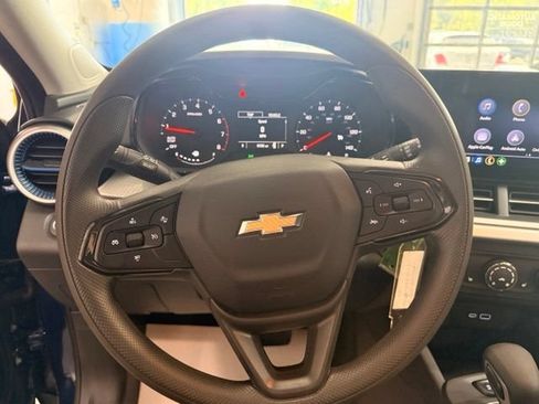 Used 2024 Chevrolet Trax LS w/ LS Convenience Package FWD image 11