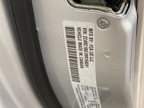 Used 2024 Chrysler Pacifica Touring-L image 29