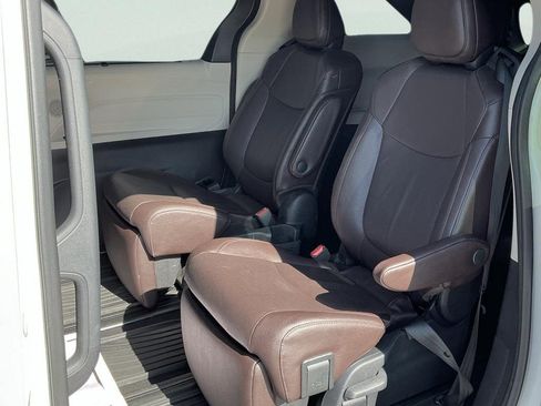 Used 2021 Toyota Sienna Platinum image 31