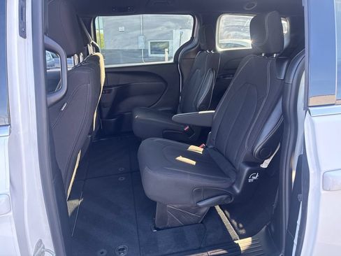 Used 2024 Chrysler Pacifica Touring FWD image 11