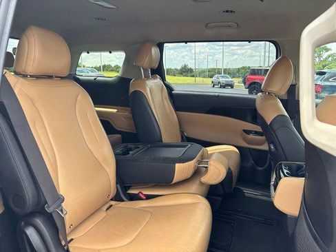 Used 2023 Kia Carnival EX FWD image 15