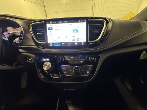 Used 2026 Chrysler Pacifica Select FWD image 39