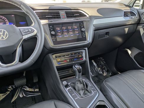 Used 2023 Volkswagen Tiguan SE w/ Panoramic Sunroof Package FWD image 9