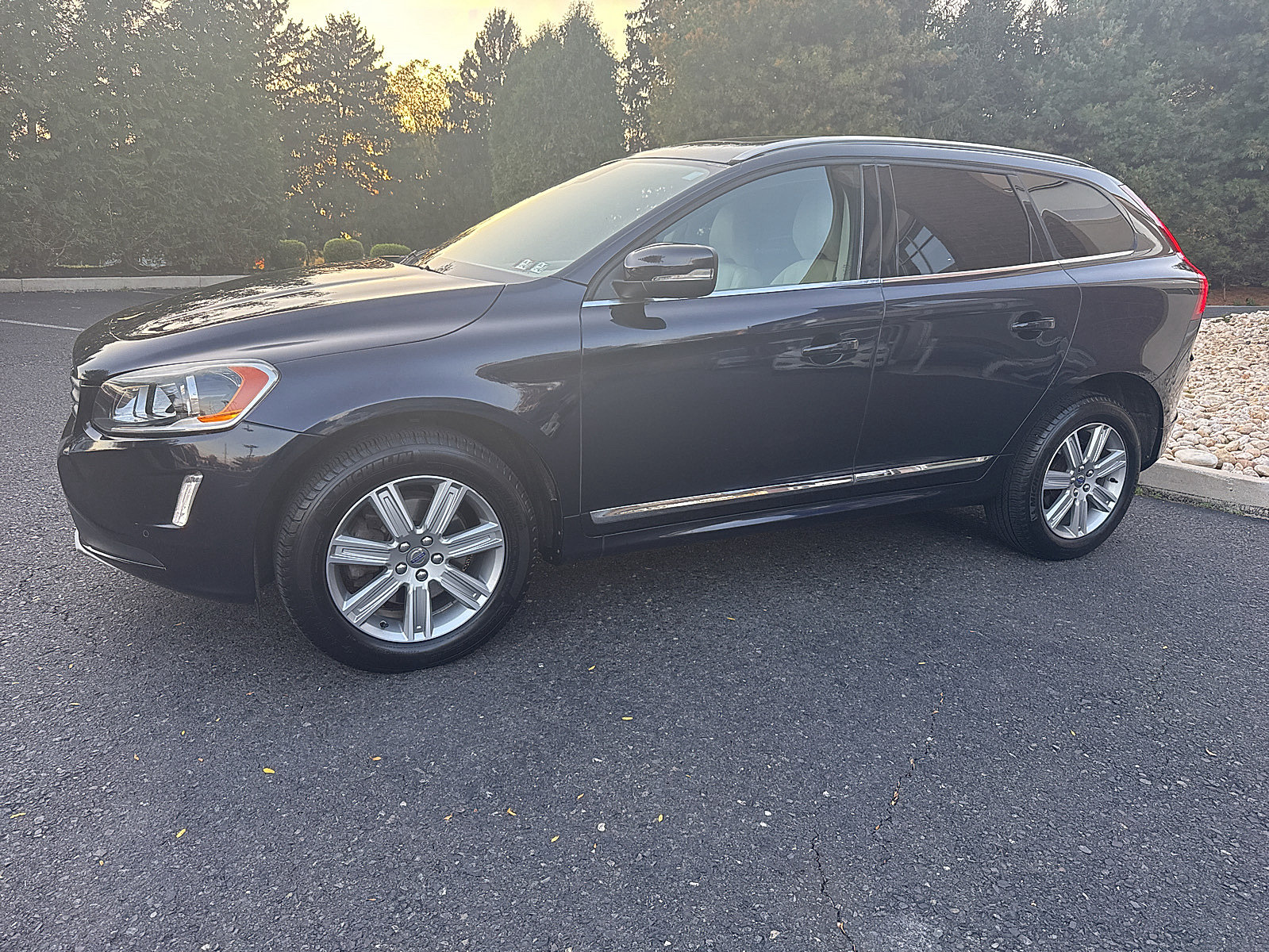 Used 2016 Volvo XC60 T6 w/ Proximity Package AWD/4WD image 10